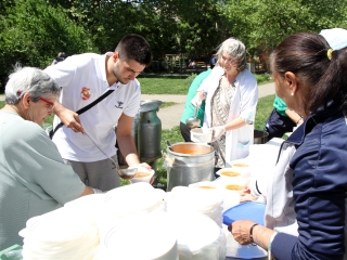 Ételt osztottak a focisták - fotó: Sándor Judit