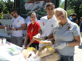 Ételt osztottak a focisták - fotó: Sándor Judit