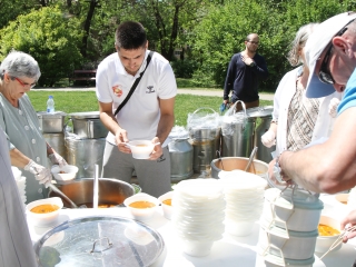Ételt osztottak a focisták - fotó: Sándor Judit