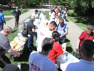 Ételt osztottak a focisták - fotó: Sándor Judit