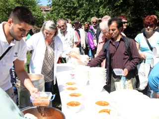 Ételt osztottak a focisták - fotó: Sándor Judit