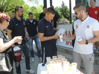 Ételt osztottak a focisták - fotó: Sándor Judit