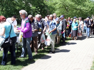 Ételt osztottak a focisták - fotó: Sándor Judit