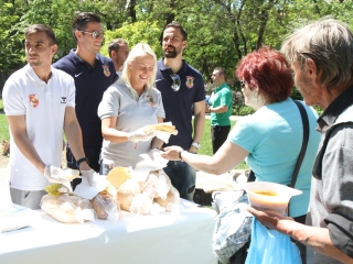 Ételt osztottak a focisták - fotó: Sándor Judit