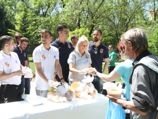 Ételt osztottak a focisták - fotó: Sándor Judit