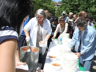 Ételt osztottak a focisták - fotó: Sándor Judit