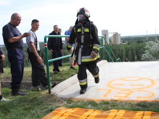 Erőpróba tűzoltóknak - fotó: Sándor Judit