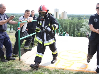 Erőpróba tűzoltóknak - fotó: Sándor Judit