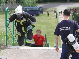 Erőpróba tűzoltóknak - fotó: Sándor Judit