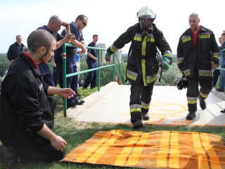 Erőpróba tűzoltóknak - fotó: Sándor Judit