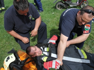 Erőpróba tűzoltóknak - fotó: Sándor Judit