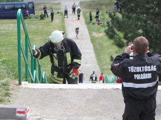 Erőpróba tűzoltóknak - fotó: Sándor Judit