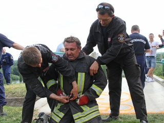 Erőpróba tűzoltóknak - fotó: Sándor Judit