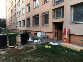 Illegális szemetelés a Római 39. mögött - fotó: 