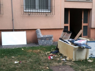 Illegális szemetelés a Római 39. mögött - fotó: 