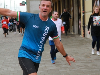 "Fuss velünk, fuss értünk!" - jótét akció a belvárosban - fotó: 