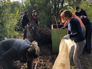 Közösségi takarítás a kistemetőben - fotó: 
