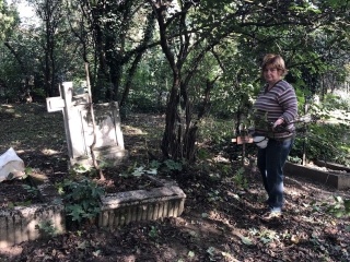 Közösségi takarítás a kistemetőben - fotó: 