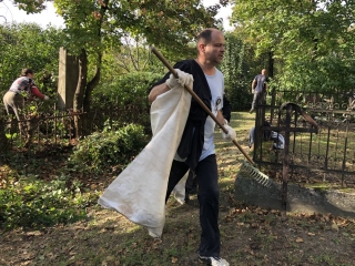 Közösségi takarítás a kistemetőben - fotó: 