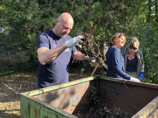 Közösségi takarítás a kistemetőben - fotó: 
