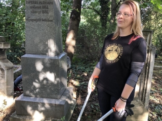 Közösségi takarítás a kistemetőben - fotó: 