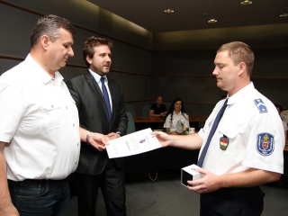 Közbiztonsági dicsérő oklevelek - fotó: Sándor Judit