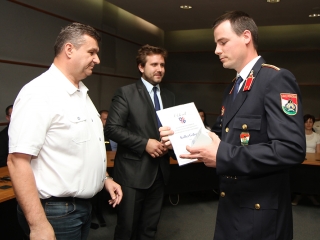 Közbiztonsági dicsérő oklevelek - fotó: Sándor Judit