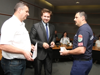 Közbiztonsági dicsérő oklevelek - fotó: Sándor Judit