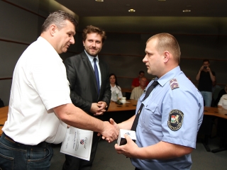 Közbiztonsági dicsérő oklevelek - fotó: Sándor Judit