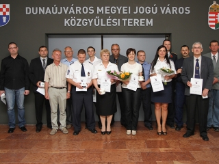 Közbiztonsági dicsérő oklevelek - fotó: Sándor Judit