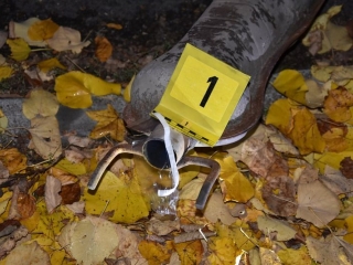 Így "dolgoznak"  a katalizátortolvajok - fotó: 