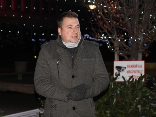 Adventi fények a Városháza téren - fotó: 