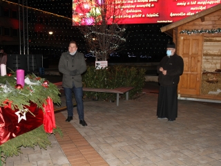 Adventi fények a Városháza téren - fotó: 