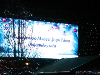 Adventi fények a Városháza téren - fotó: 