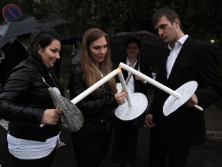 Énekszóval búcsúzók - a Szalamander képekben - fotó: Sándor Judit