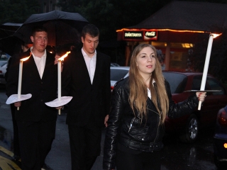 Énekszóval búcsúzók - a Szalamander képekben - fotó: Sándor Judit