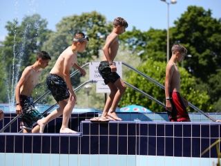 Nyitónap az élményfürdőben - fotó: 