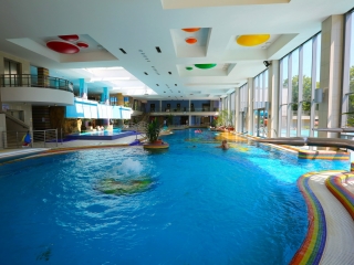 Nyitónap az élményfürdőben - fotó: 