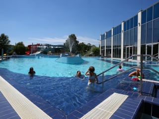 Nyitónap az élményfürdőben - fotó: 