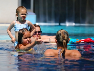 Nyitónap az élményfürdőben - fotó: 