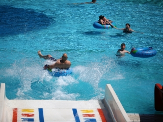 Nyitónap az élményfürdőben - fotó: 