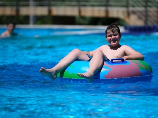 Nyitónap az élményfürdőben - fotó: 