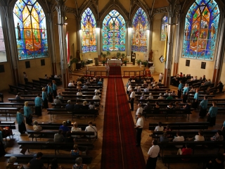 A Tomkins Énekegyüttes és a Dunaújvárosi Vegyeskar a Krisztus Király Főtemplomban - fotó: 