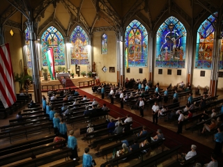 A Tomkins Énekegyüttes és a Dunaújvárosi Vegyeskar a Krisztus Király Főtemplomban - fotó: 