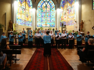 A Tomkins Énekegyüttes és a Dunaújvárosi Vegyeskar a Krisztus Király Főtemplomban - fotó: 