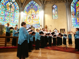 A Tomkins Énekegyüttes és a Dunaújvárosi Vegyeskar a Krisztus Király Főtemplomban - fotó: 