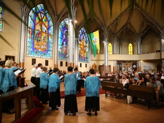 A Tomkins Énekegyüttes és a Dunaújvárosi Vegyeskar a Krisztus Király Főtemplomban - fotó: 