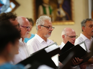 A Tomkins Énekegyüttes és a Dunaújvárosi Vegyeskar a Krisztus Király Főtemplomban - fotó: 