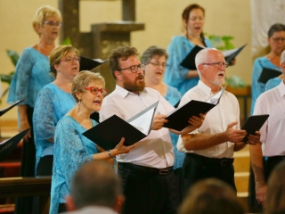 A Tomkins Énekegyüttes és a Dunaújvárosi Vegyeskar a Krisztus Király Főtemplomban - fotó: 