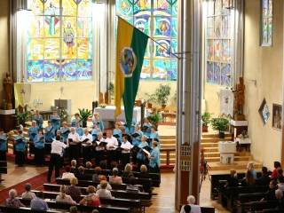 A Tomkins Énekegyüttes és a Dunaújvárosi Vegyeskar a Krisztus Király Főtemplomban - fotó: 